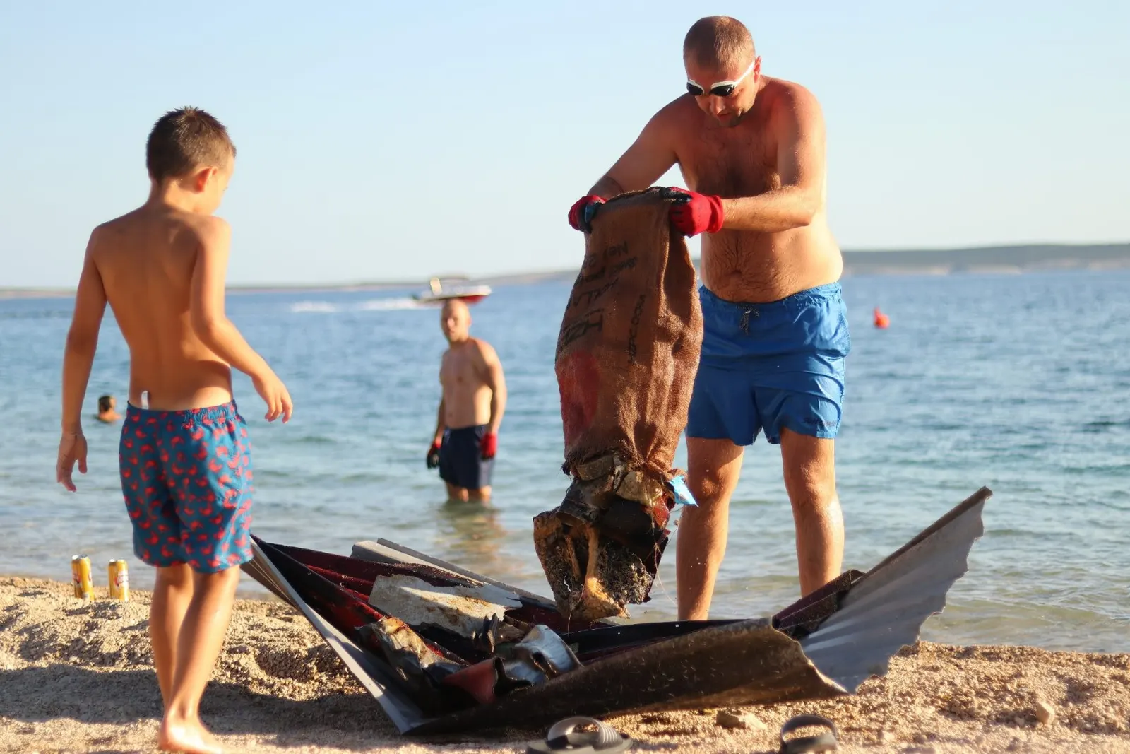 Vom Meeresboden geholter Müll bei einer Clean-Little-Bays-Aktion