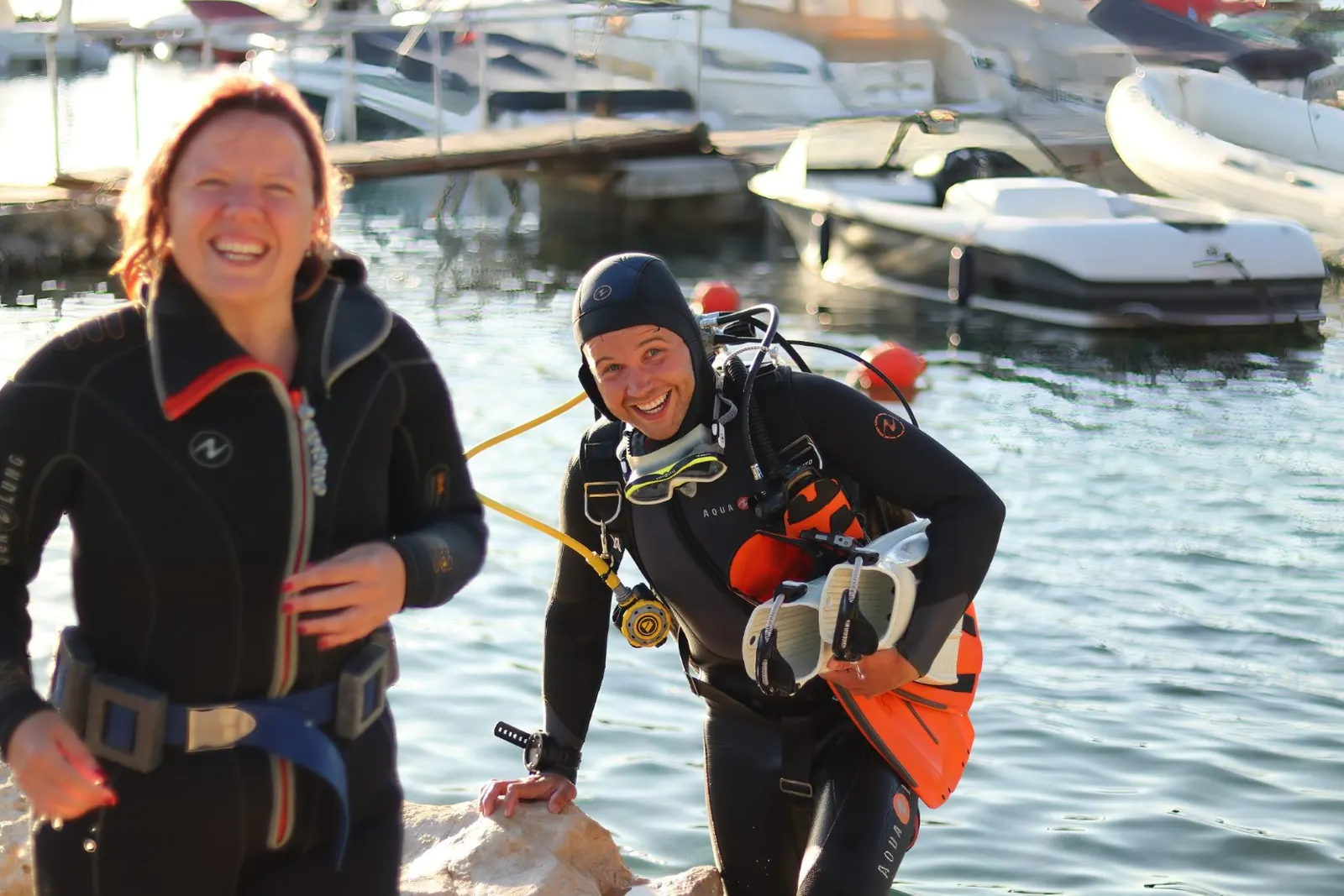 Sortieren des aus der Bucht gesammelten Mülls